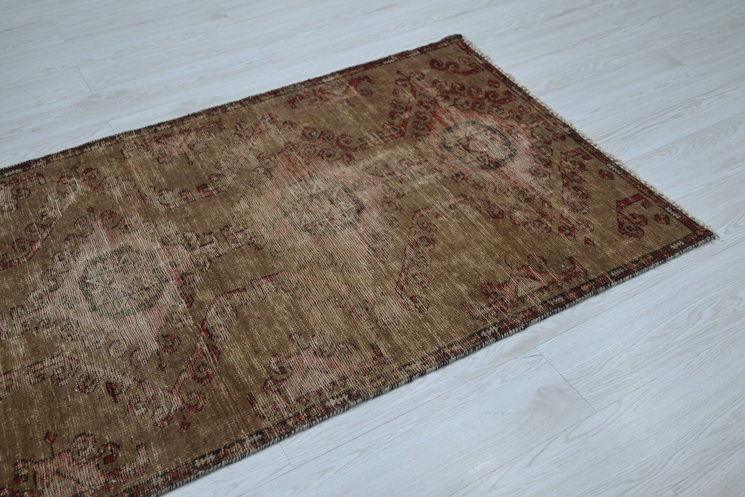 brown Accent rug 3' 1" x 5' 6"