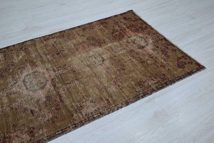 brown Accent rug 3' 1" x 5' 6"