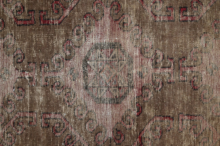 brown Accent rug 3' 1" x 5' 6"