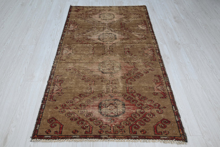 brown Accent rug 3' 1" x 5' 6"