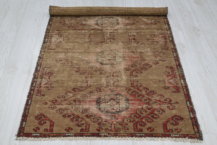 brown Accent rug 3' 1" x 5' 6"