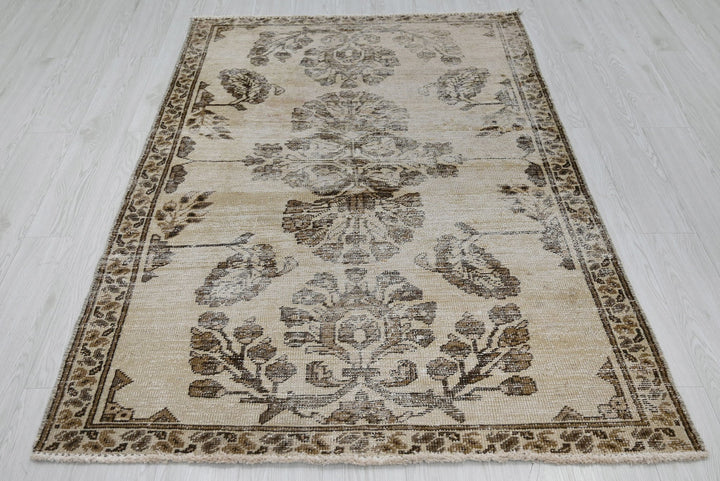 brown Accent rug 4' 0" x 5' 11"