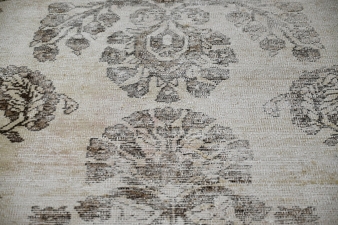brown Accent rug 4' 0" x 5' 11"