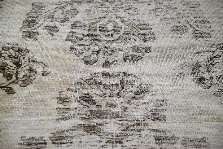 brown Accent rug 4' 0" x 5' 11"