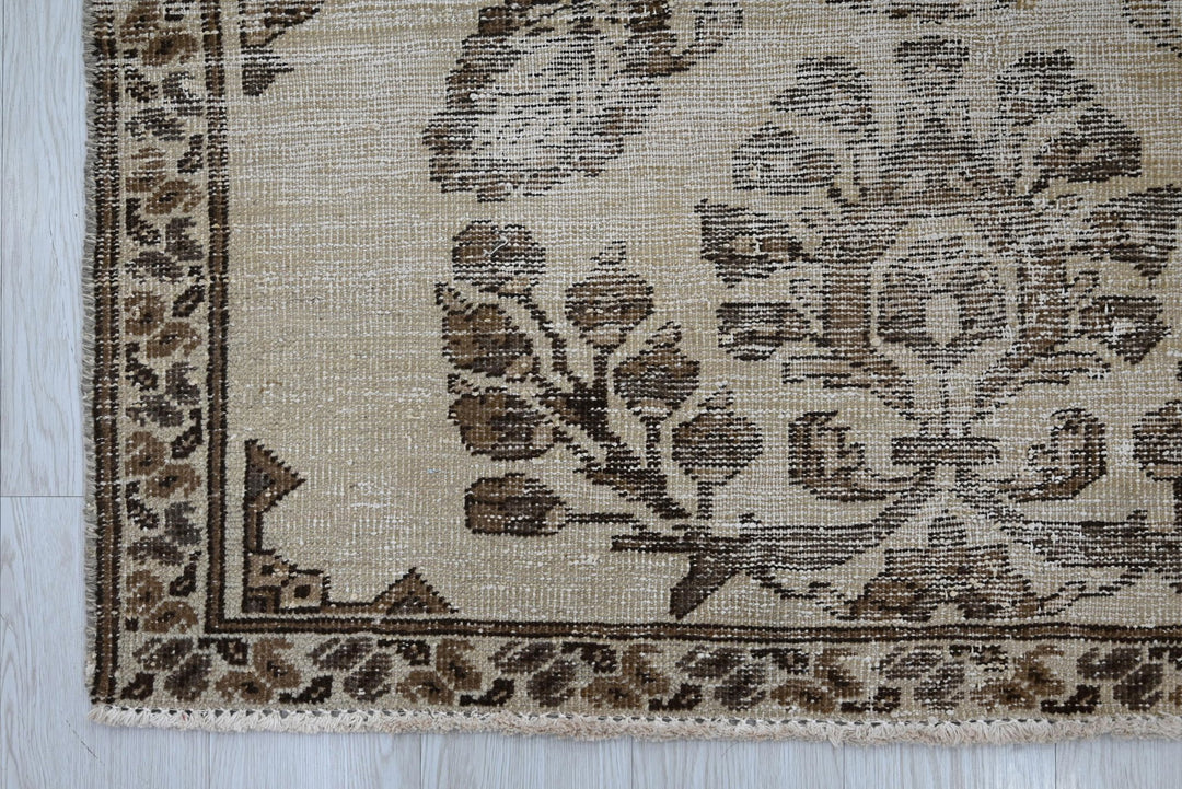 brown Accent rug 4' 0" x 5' 11"