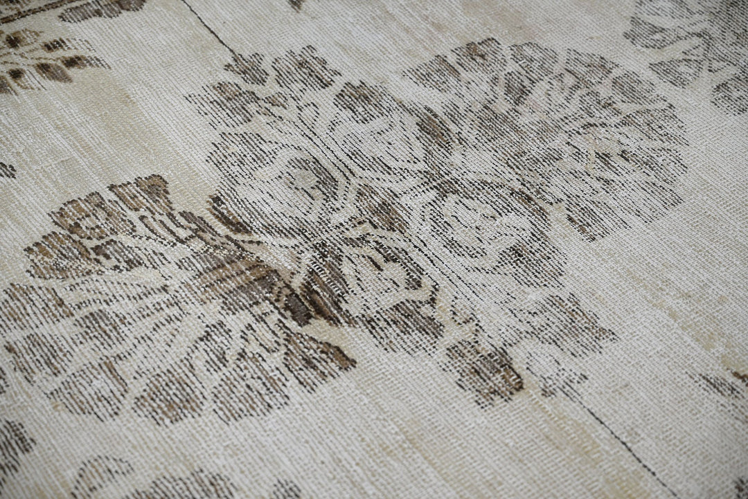 brown Accent rug 4' 0" x 5' 11"