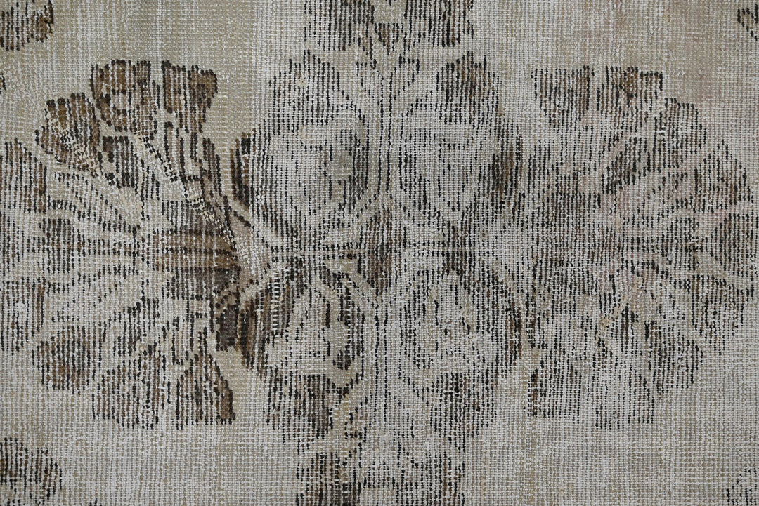 brown Accent rug 4' 0" x 5' 11"