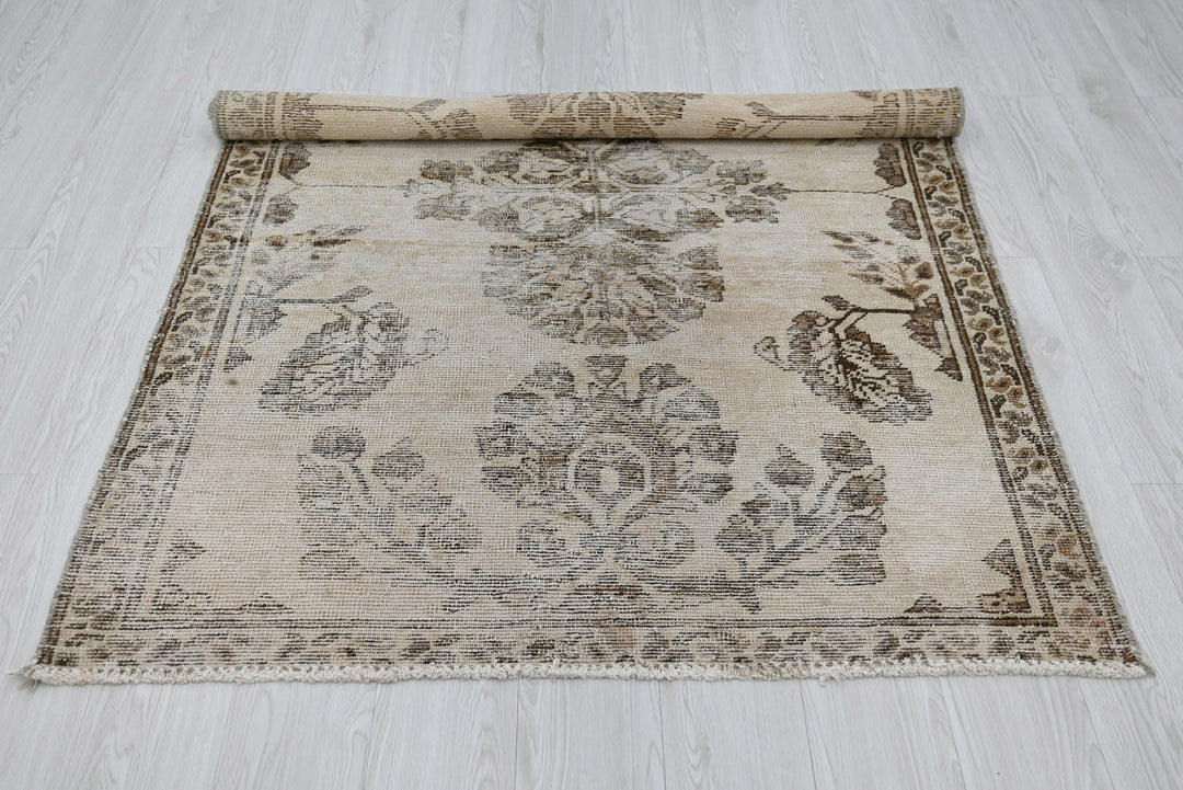 brown Accent rug 4' 0" x 5' 11"