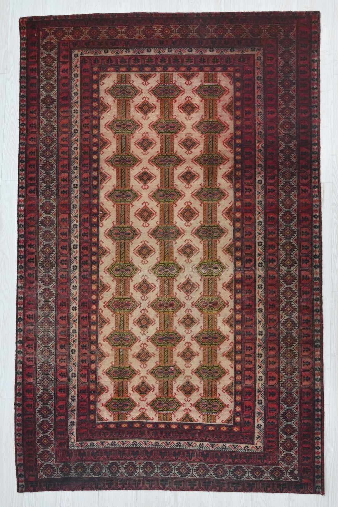 white Accent rug 4' 1" x 6' 6"