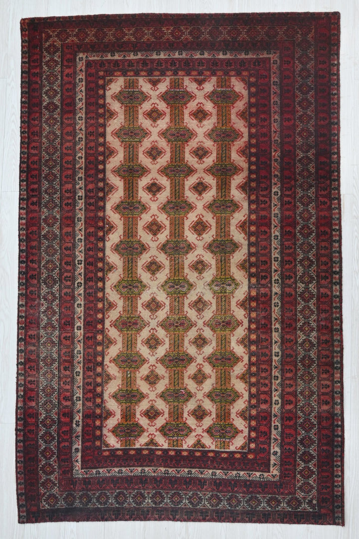 white Accent rug 4' 1" x 6' 6"