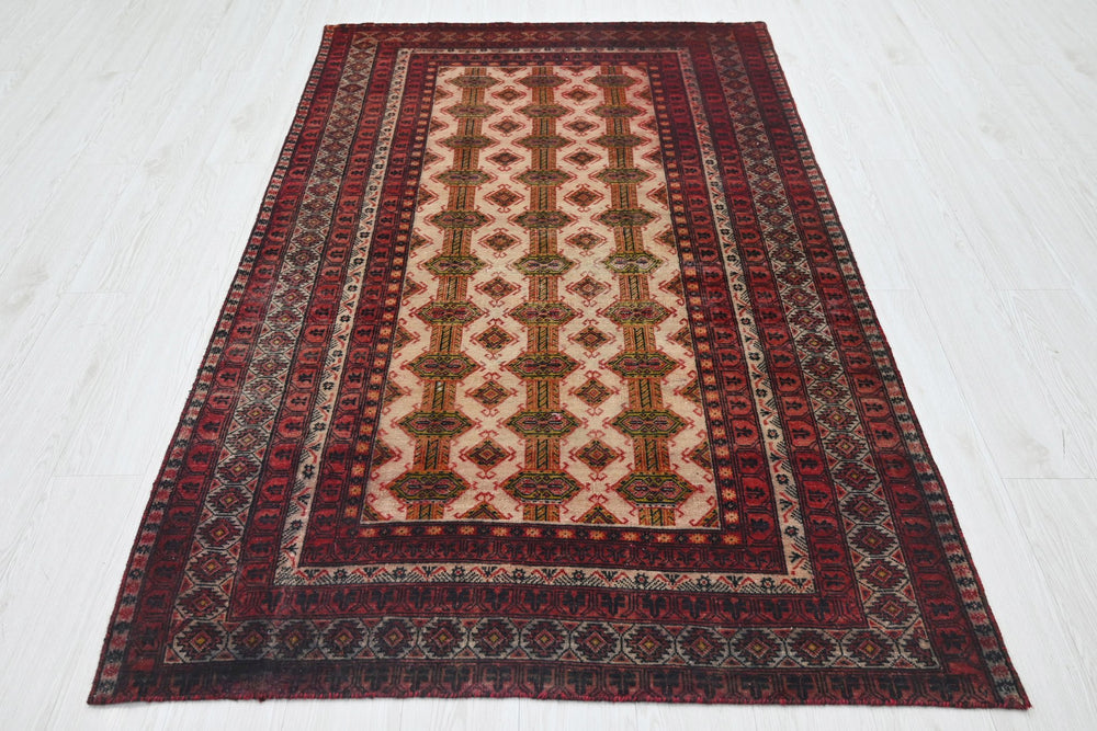 white Accent rug 4' 1" x 6' 6"