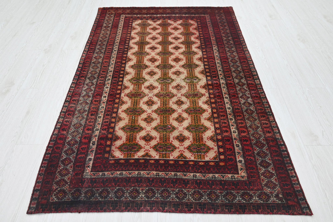 white Accent rug 4' 1" x 6' 6"
