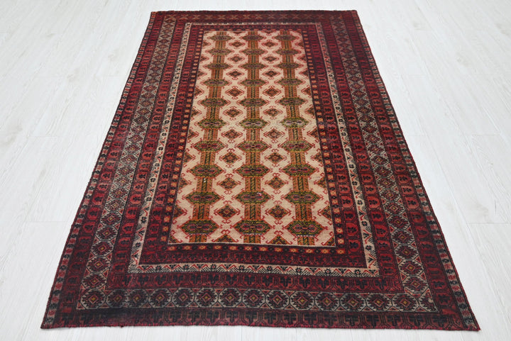 white Accent rug 4' 1" x 6' 6"