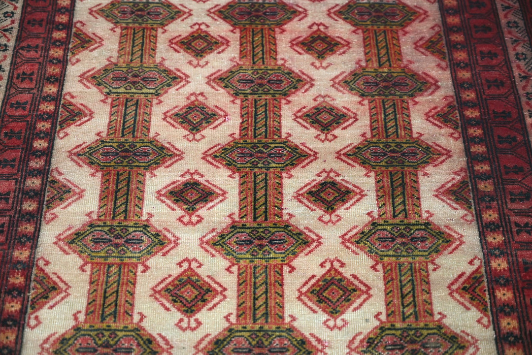 white Accent rug 4' 1" x 6' 6"