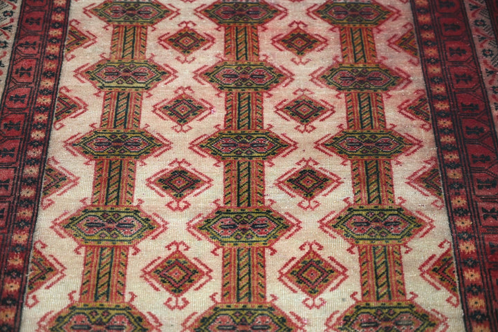 white Accent rug 4' 1" x 6' 6"