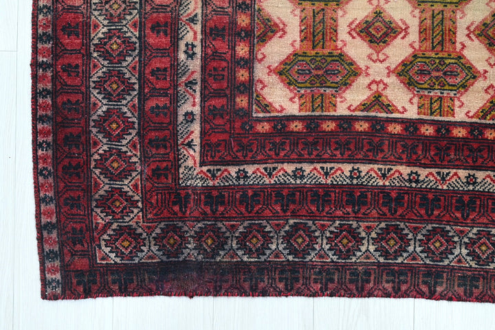 white Accent rug 4' 1" x 6' 6"