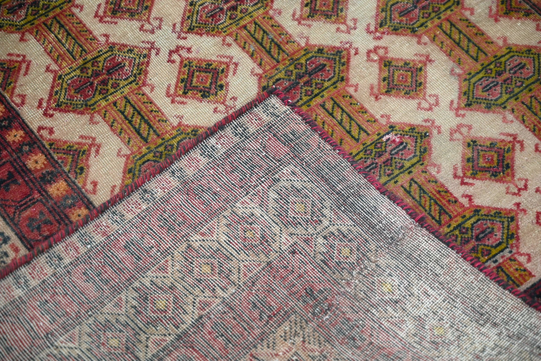 white Accent rug 4' 1" x 6' 6"