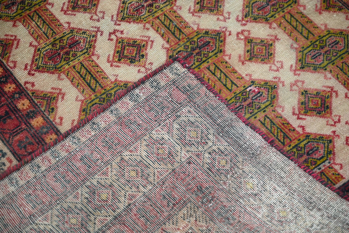 white Accent rug 4' 1" x 6' 6"