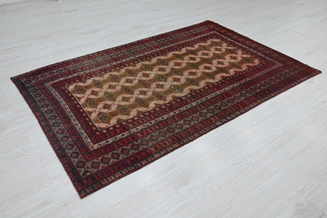 white Accent rug 4' 1" x 6' 6"
