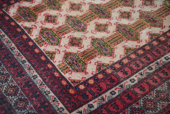 white Accent rug 4' 1" x 6' 6"