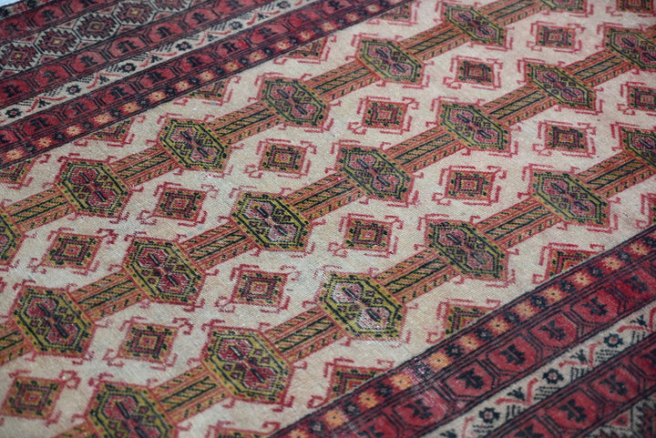 white Accent rug 4' 1" x 6' 6"