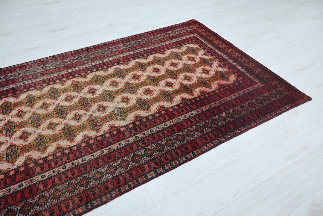 white Accent rug 4' 1" x 6' 6"