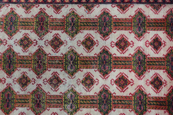 white Accent rug 4' 1" x 6' 6"