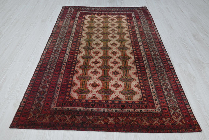 white Accent rug 4' 1" x 6' 6"