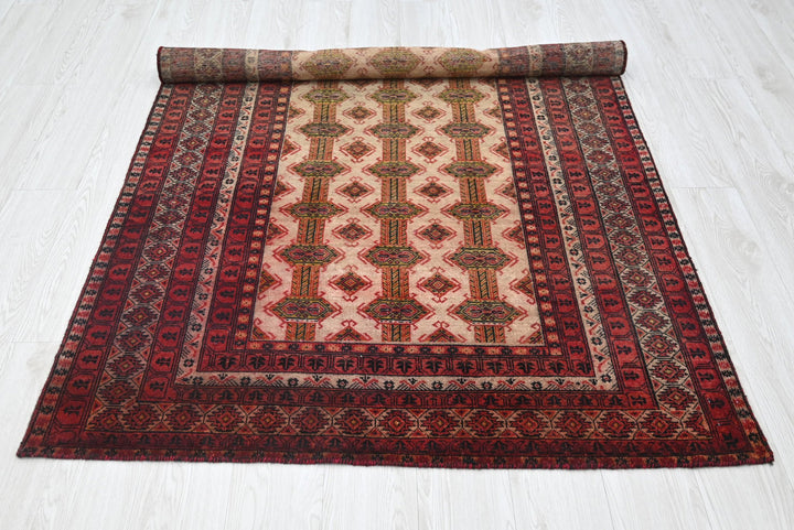 white Accent rug 4' 1" x 6' 6"