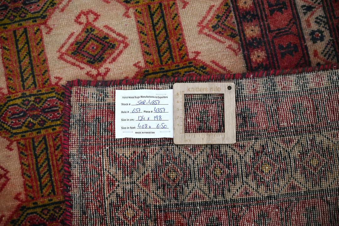 white Accent rug 4' 1" x 6' 6"