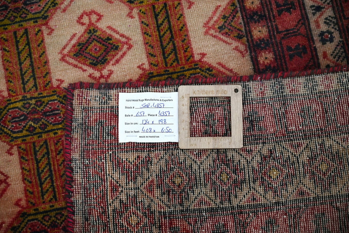 white Accent rug 4' 1" x 6' 6"