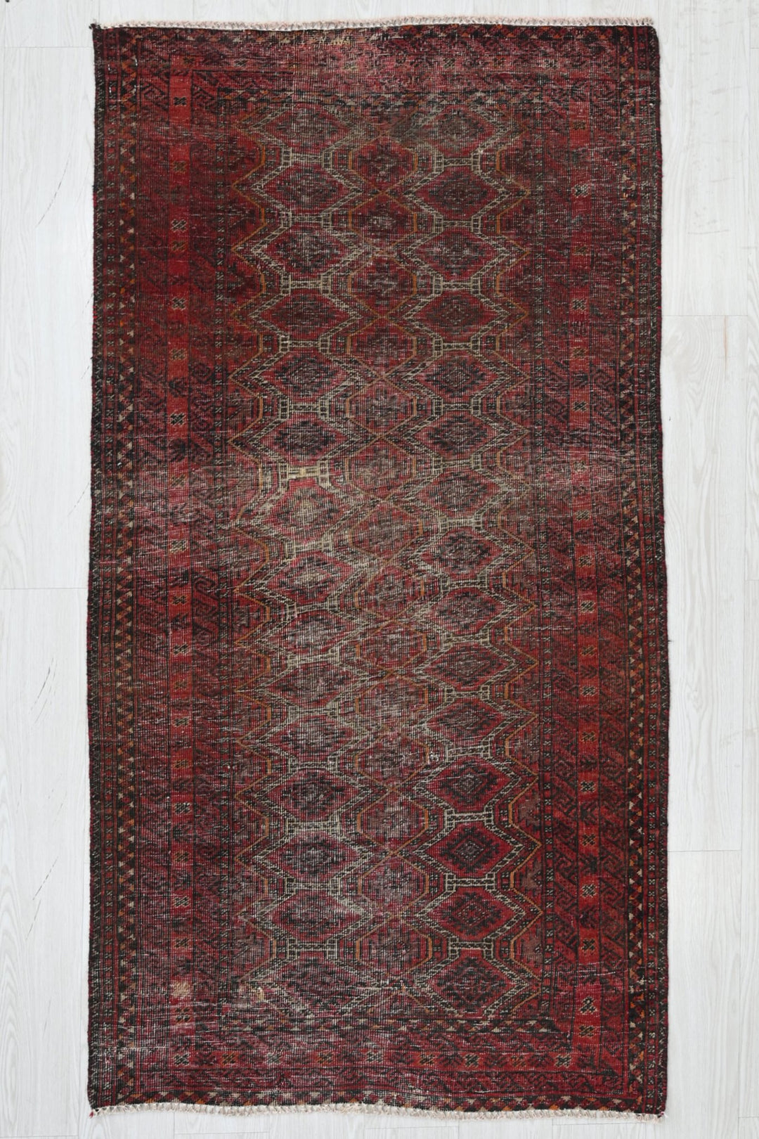 red Accent rug 3' 0" x 5' 11"