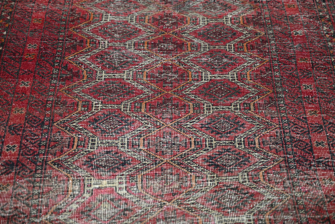 red Accent rug 3' 0" x 5' 11"