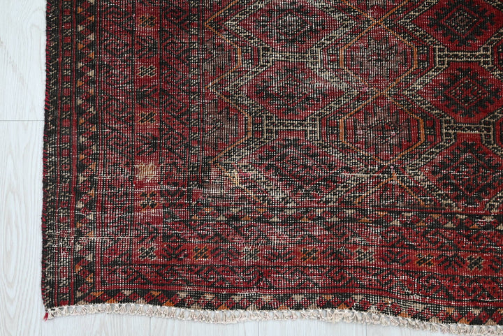 red Accent rug 3' 0" x 5' 11"