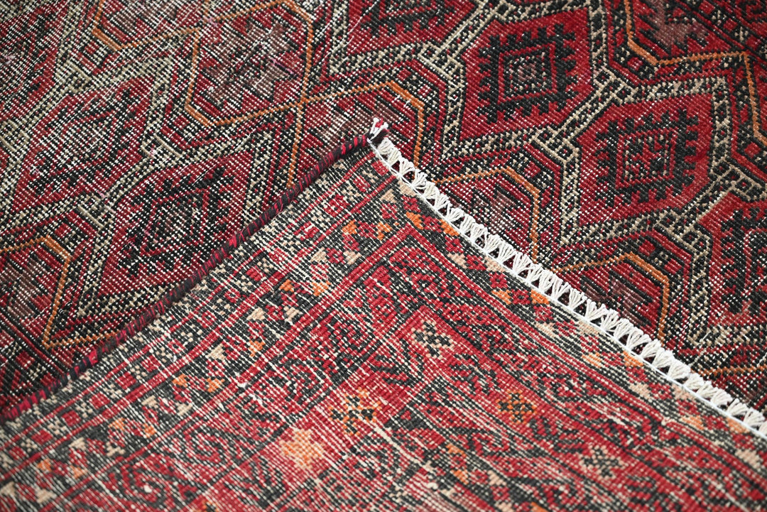 red Accent rug 3' 0" x 5' 11"