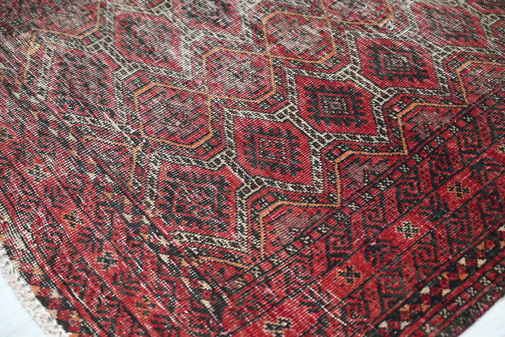 red Accent rug 3' 0" x 5' 11"