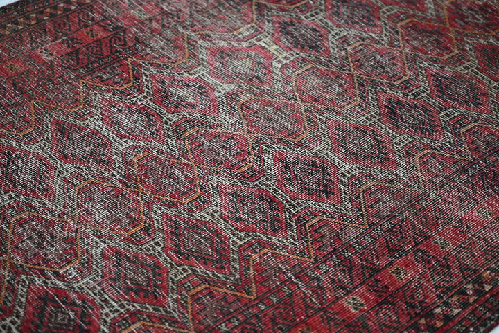 red Accent rug 3' 0" x 5' 11"