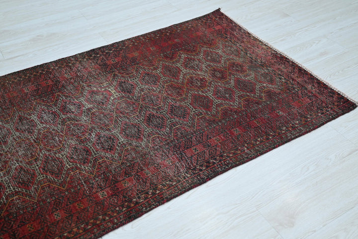 red Accent rug 3' 0" x 5' 11"