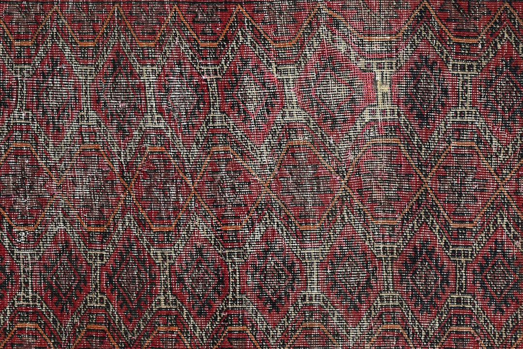 red Accent rug 3' 0" x 5' 11"
