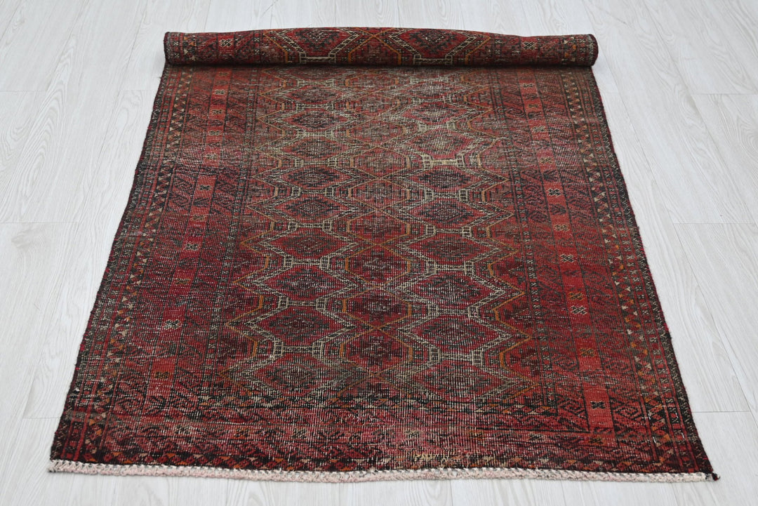 red Accent rug 3' 0" x 5' 11"