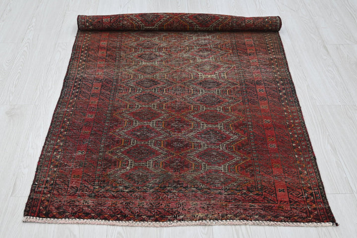 red Accent rug 3' 0" x 5' 11"