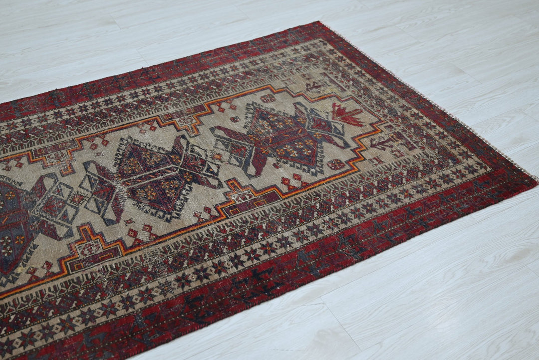 brown Accent rug 3' 4" x 5' 9"