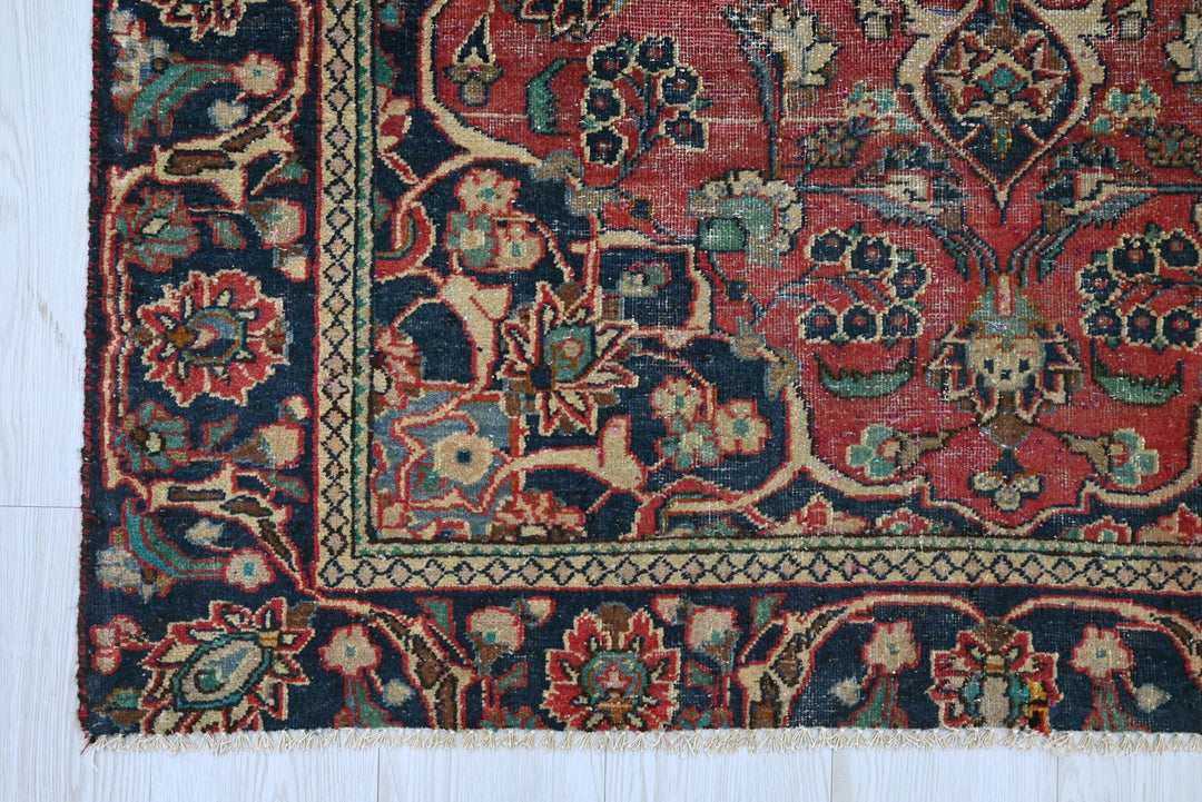 red Accent rug 4' 0" x 6' 2"