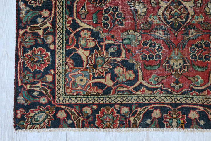red Accent rug 4' 0" x 6' 2"