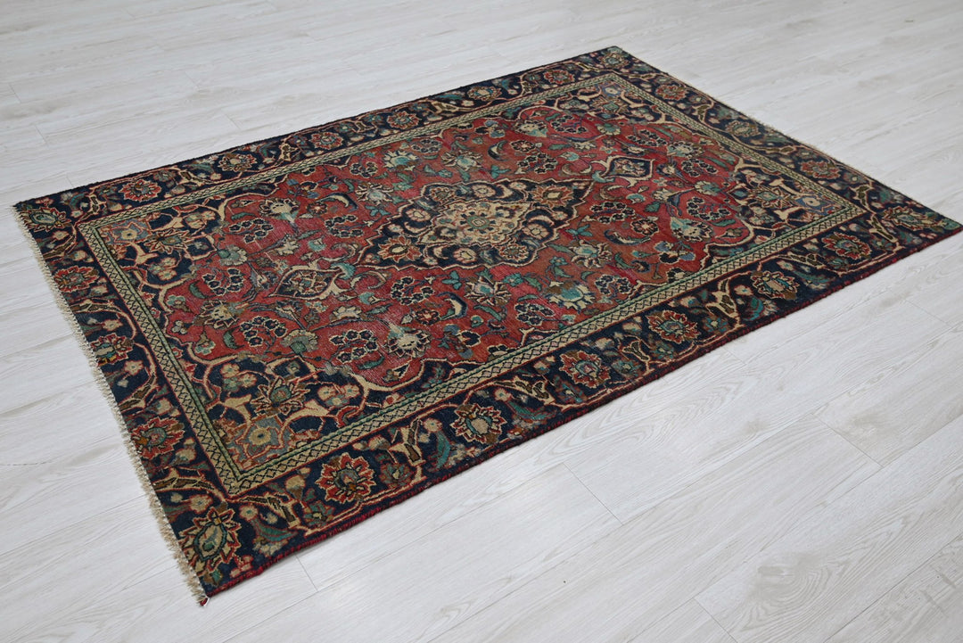 red Accent rug 4' 0" x 6' 2"