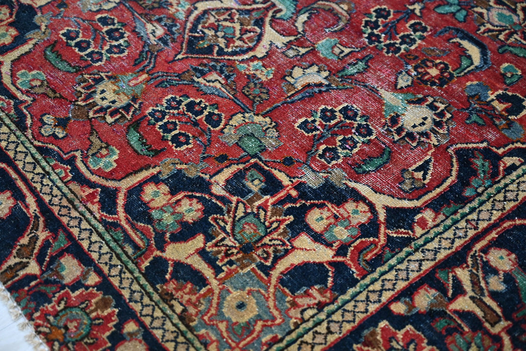 red Accent rug 4' 0" x 6' 2"