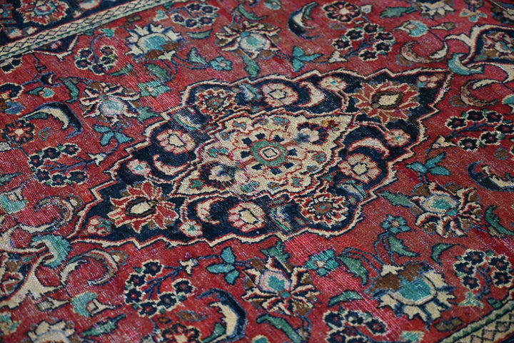 red Accent rug 4' 0" x 6' 2"