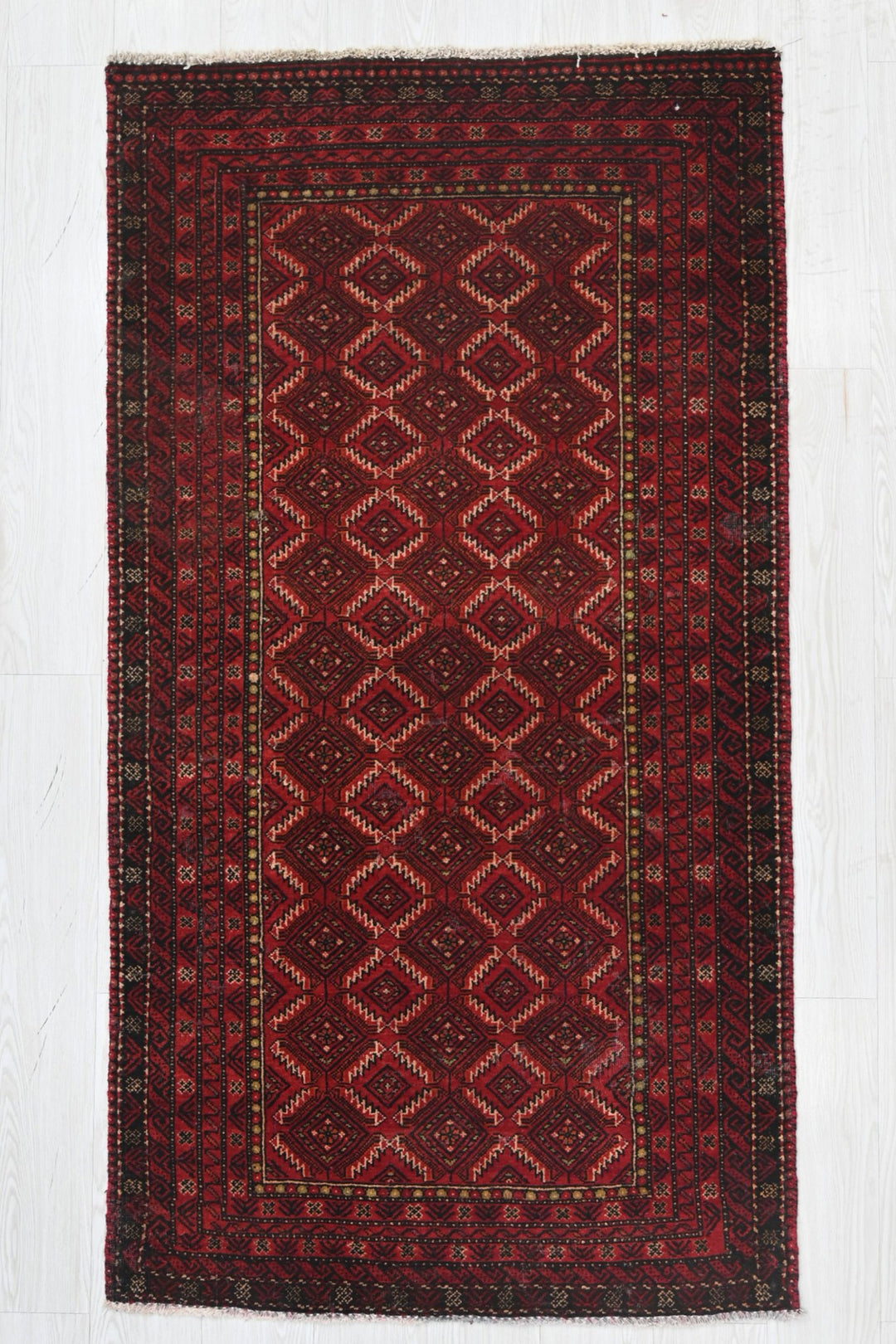 red Accent rug 3' 1" x 6' 0"