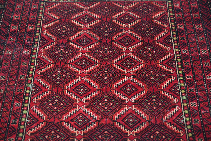 red Accent rug 3' 1" x 6' 0"