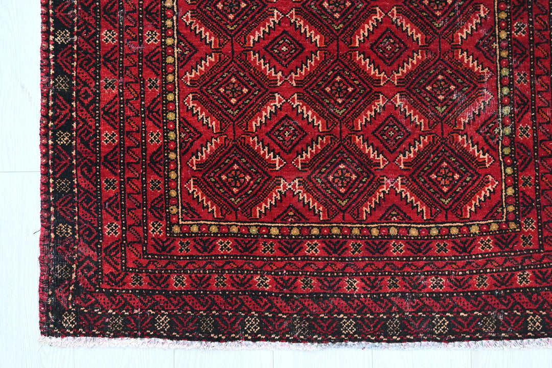 red Accent rug 3' 1" x 6' 0"
